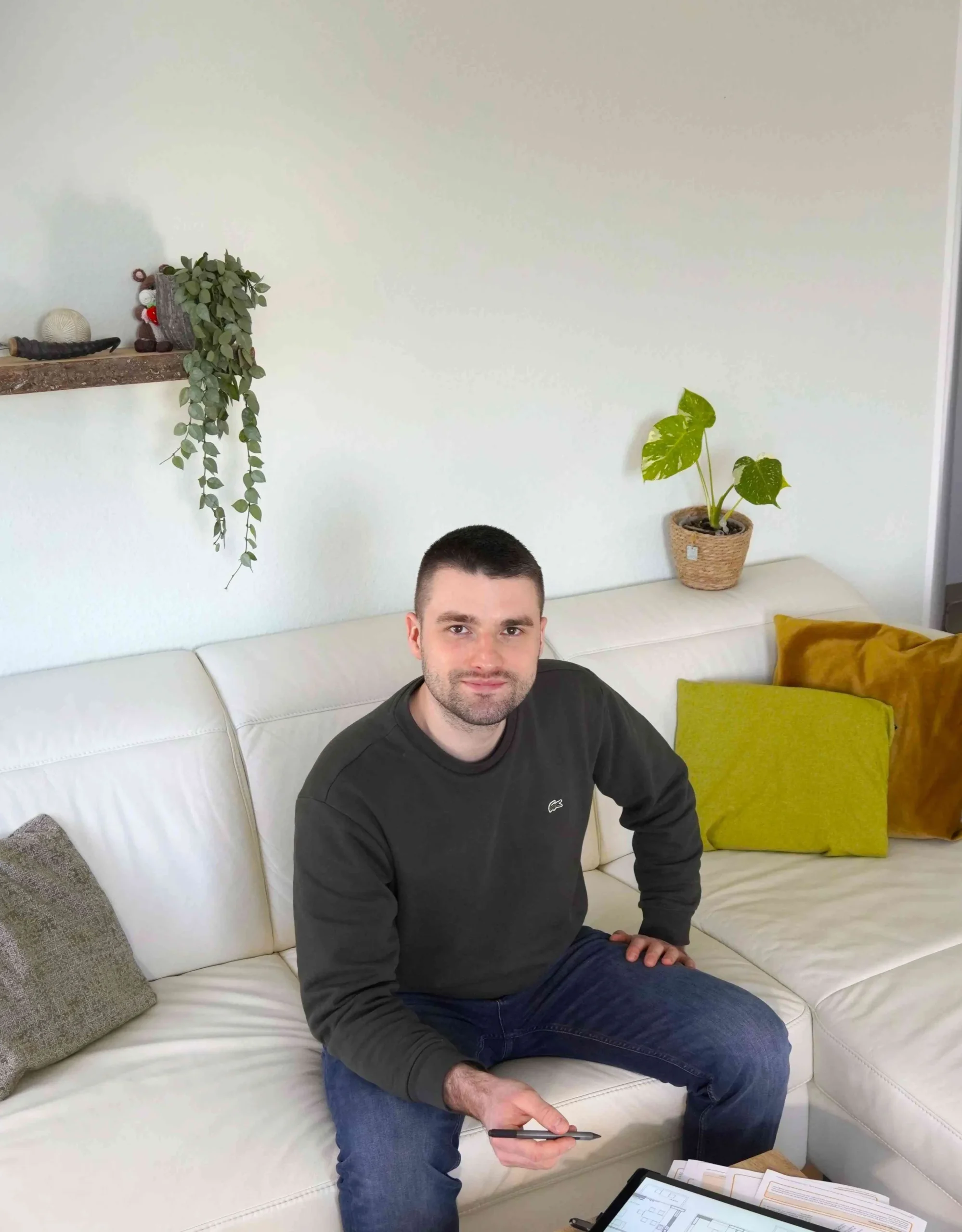 Ein Energieberater, der auf der Couch sitzt und eine Energieberatung durchführt.